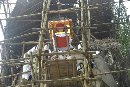 Standing statue of the Buddha - බුදු පිළිම වහන්සේ